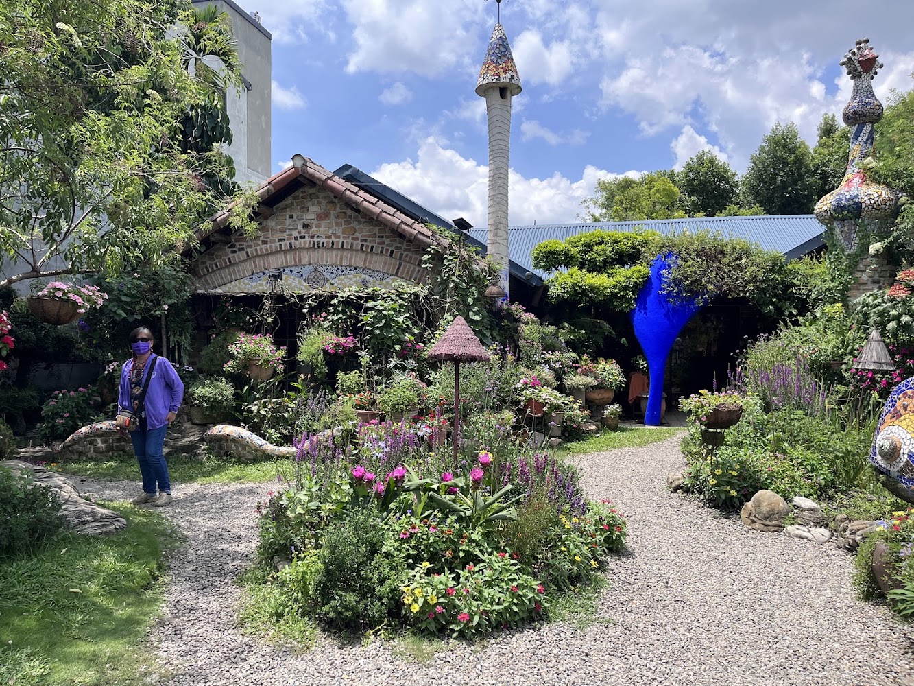 充滿花卉與馬賽克裝飾的小花園