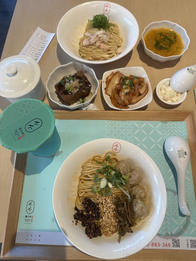 套餐組合，有蝦仁麵、麻醬乾麵、多樣小菜與飲料。