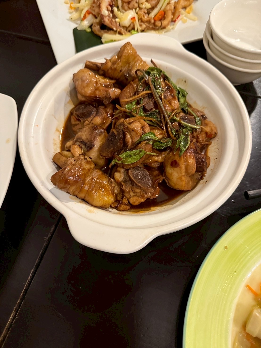 海人上菜三杯雞搭配九層塔與薑片