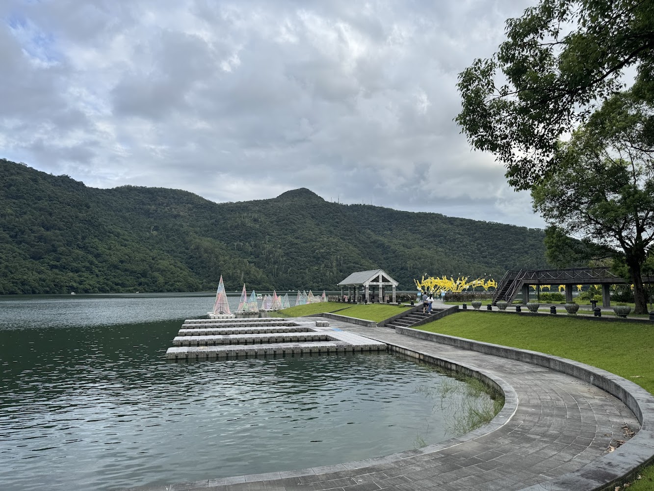 湖邊階梯碼頭與整齊步道景觀