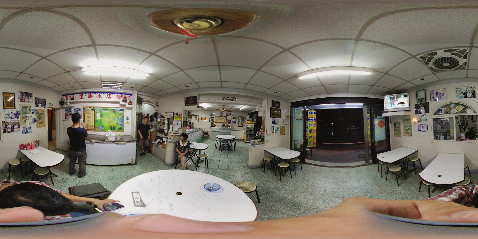 建華冰店夜間360度全景，白色圓弧天花板，座位寬敞