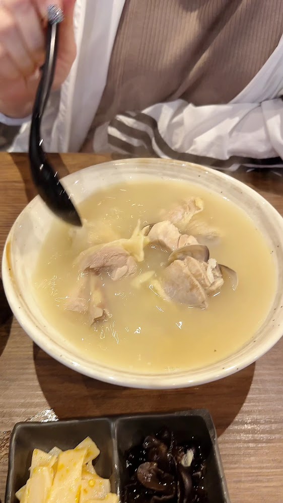 八棧食堂雞湯搭配小菜與薑片看起來暖胃療癒