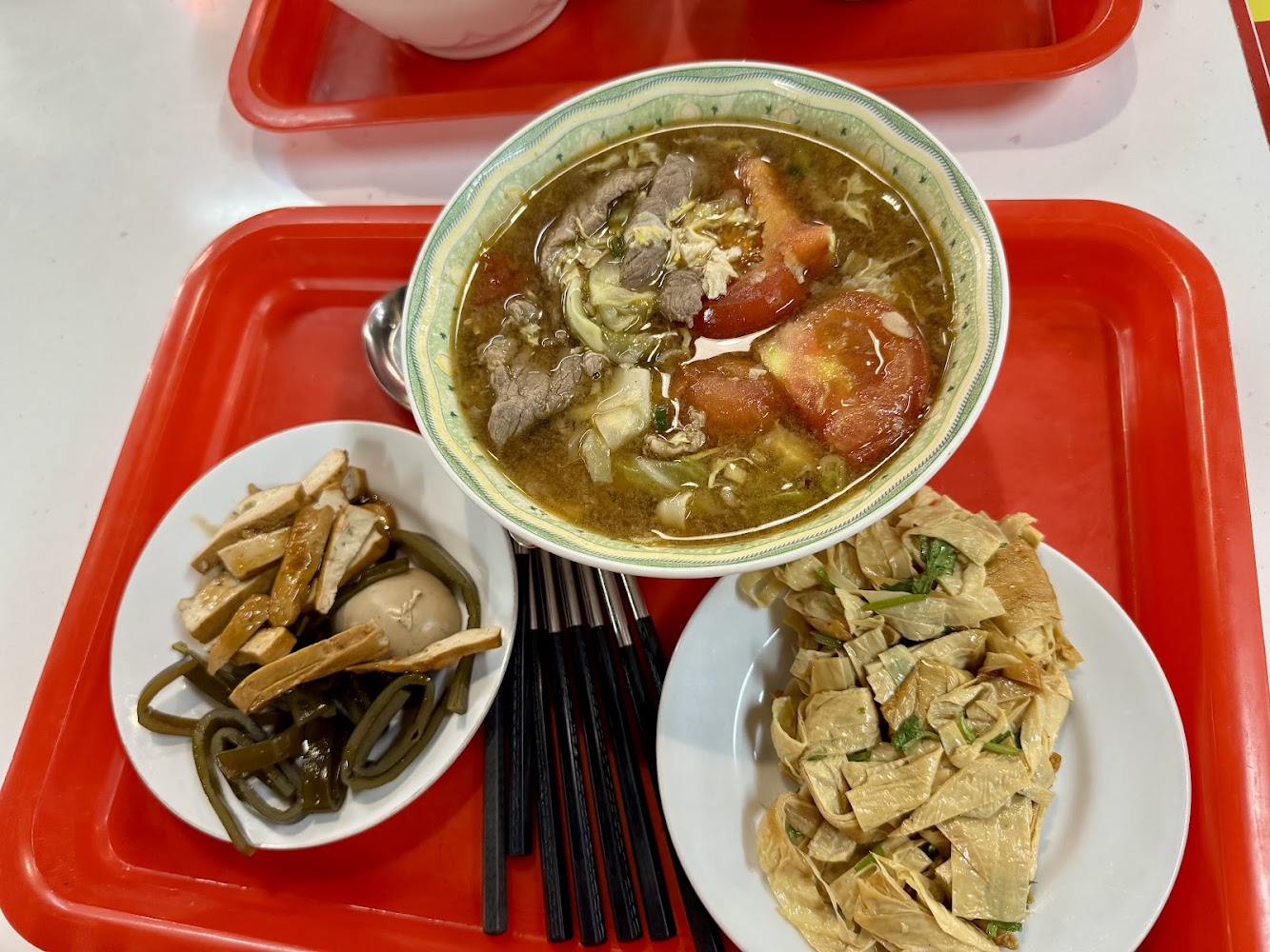 合歡刀削麵館牛肉麵與小菜