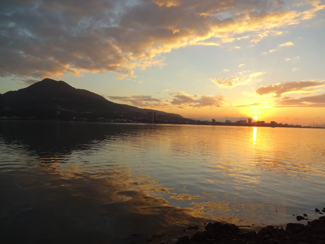 淡水金色水岸夕照與觀音山景觀