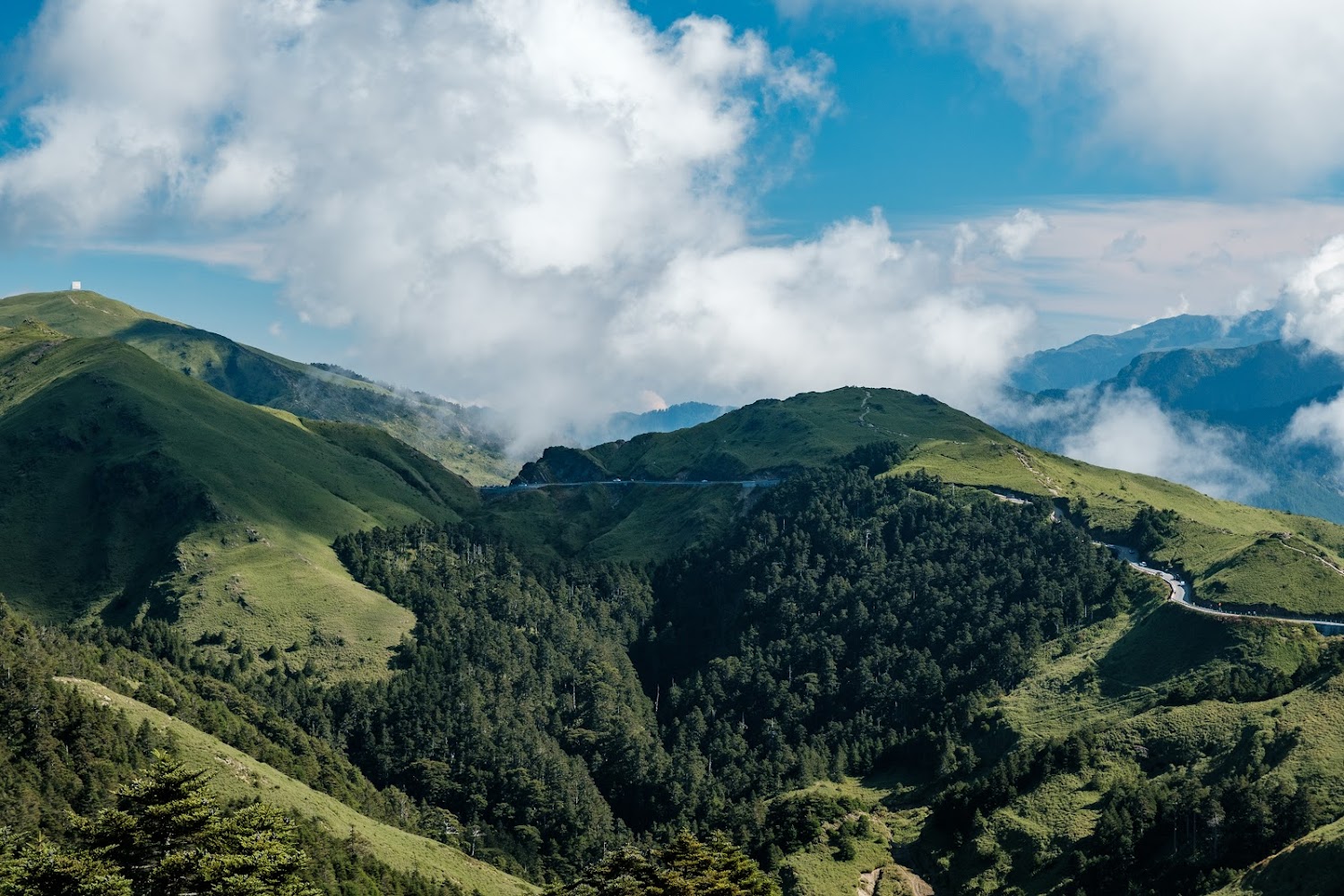 翠綠山脈蜿蜒山路與樹林藍天白雲