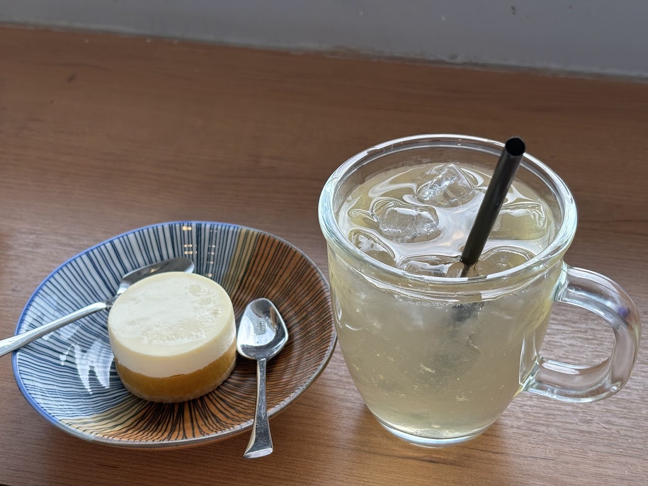 透明冰飲與小蛋糕甜點組合