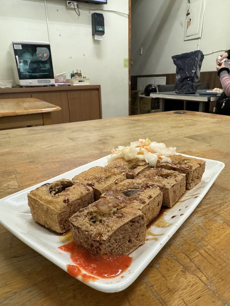 白色長盤盛裝的炸臭豆腐