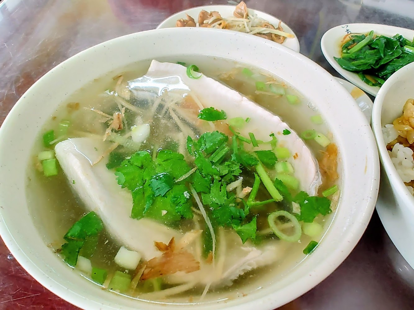 魚片湯、小菜與青菜組合，看起來新鮮清爽