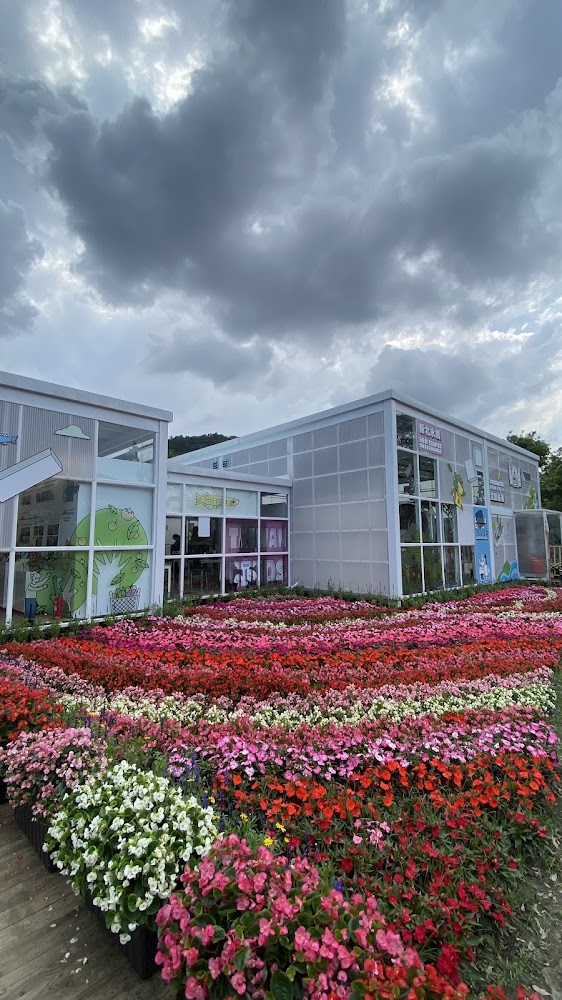 綠色博覽會美食區附近花海與白色建築