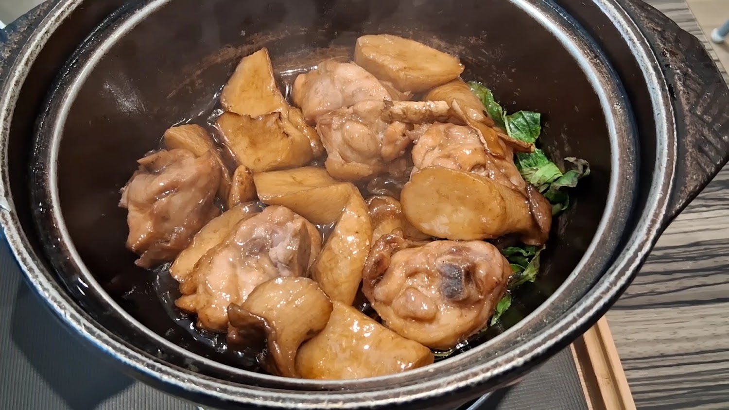 熱騰騰砂鍋菜餚，內有雞肉、馬鈴薯片與青菜