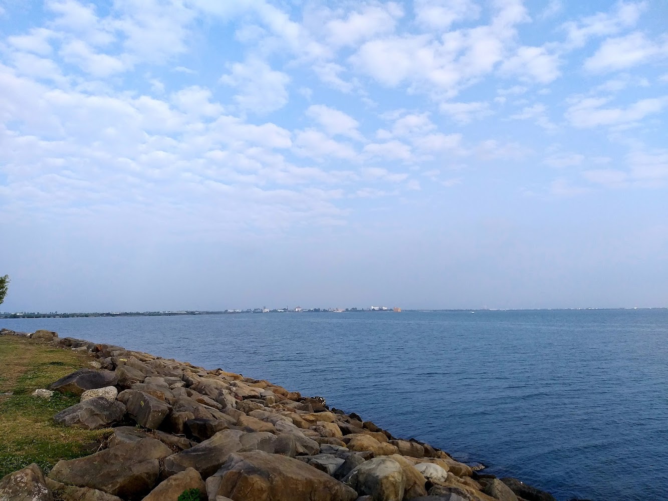 草地堤岸與海岸風景