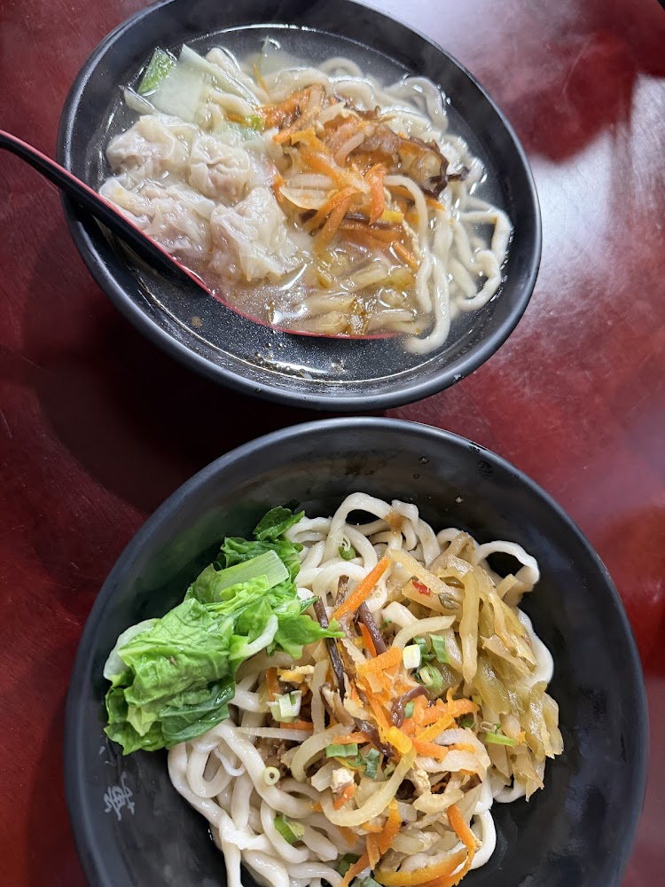 餛飩湯麵與乾拌麵雙拼