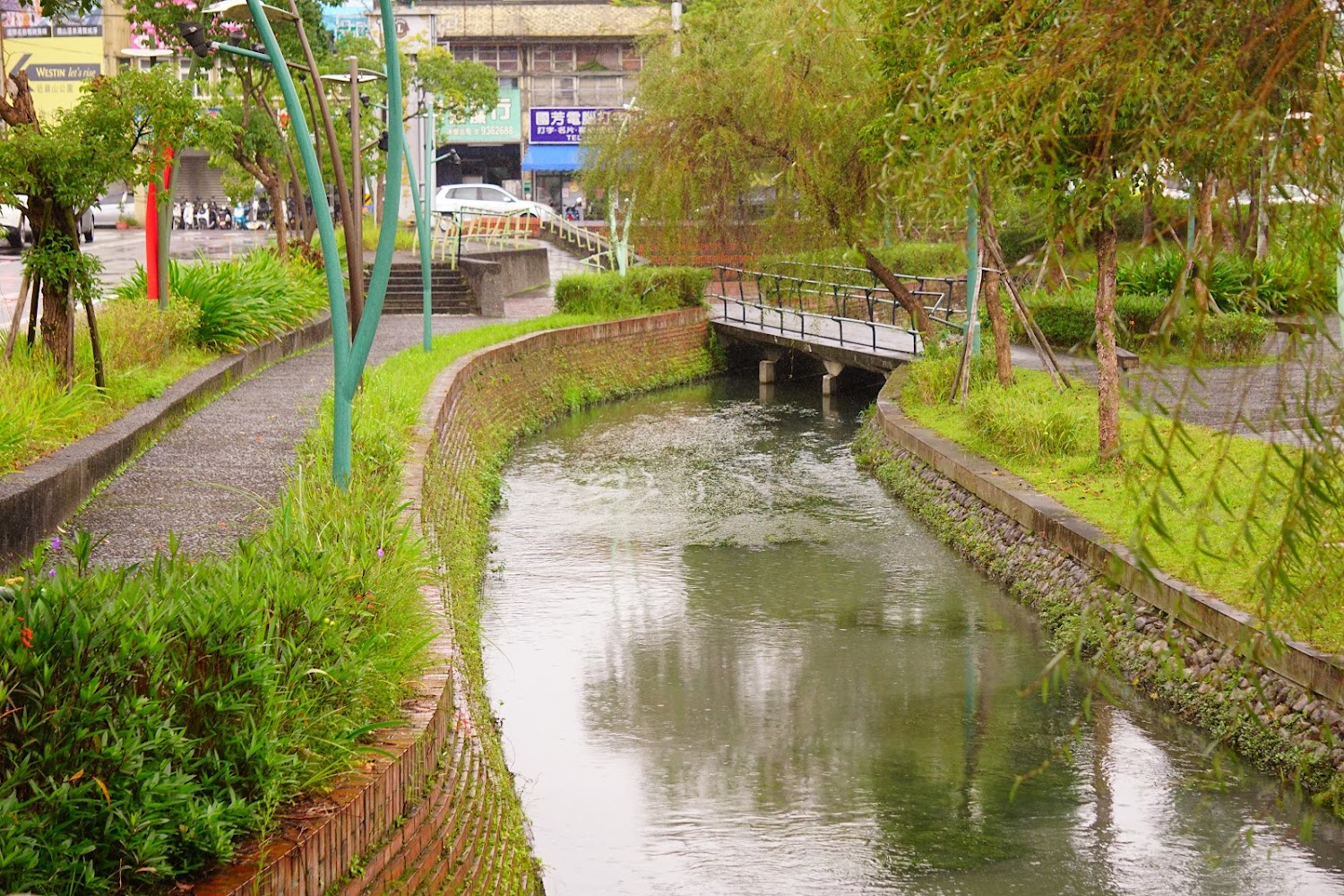 宜蘭九芎流月暗渠護城河白天步道與小橋