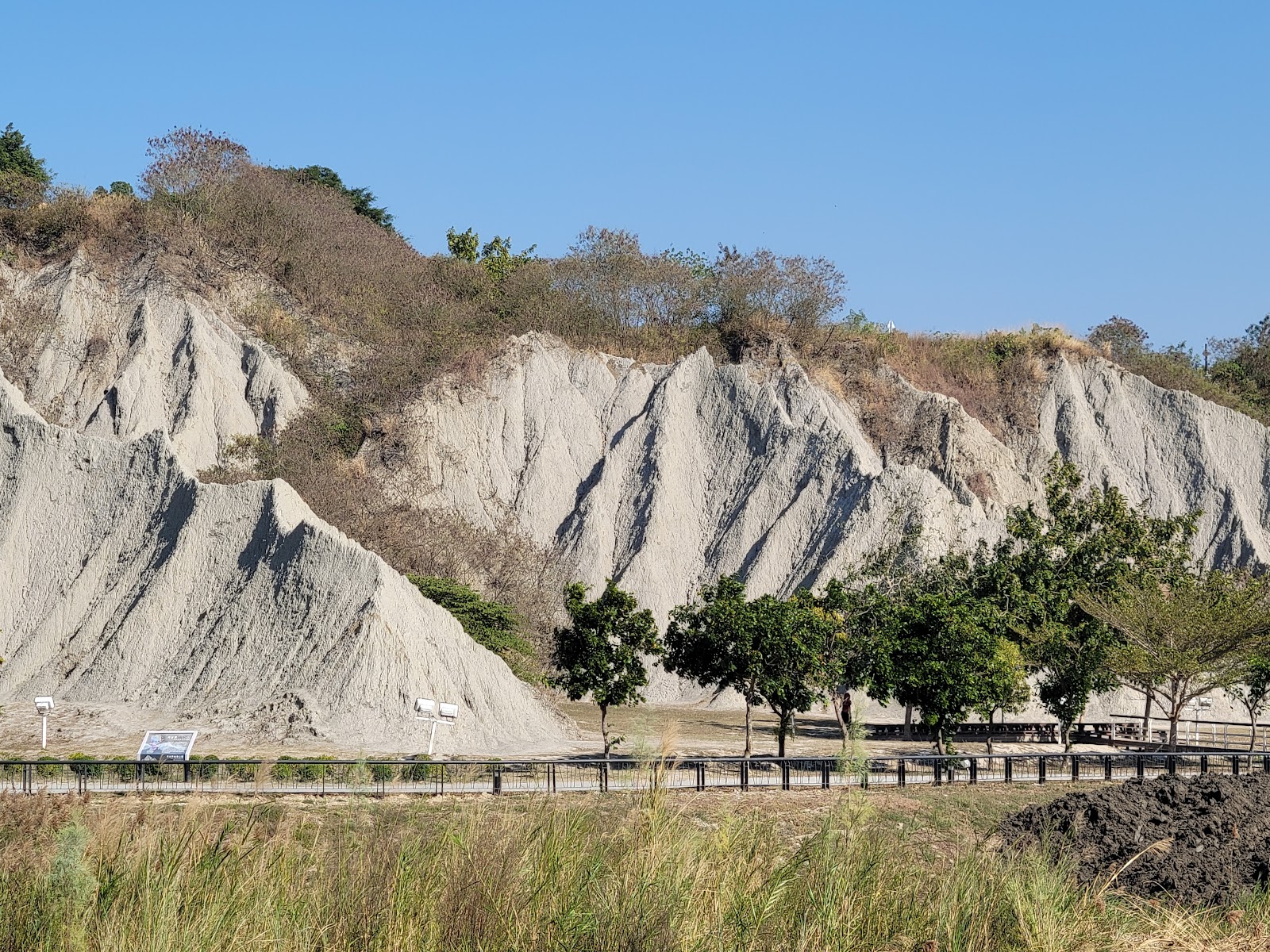 高雄田寮月世界步道木棧道欄杆，沿著泥岩地形蜿蜒延伸