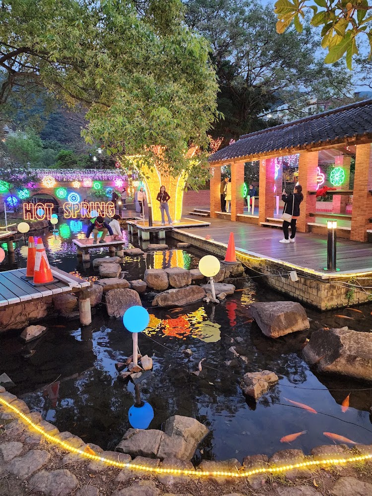 湯圍溝溫泉公園夜間燈景與池畔步道