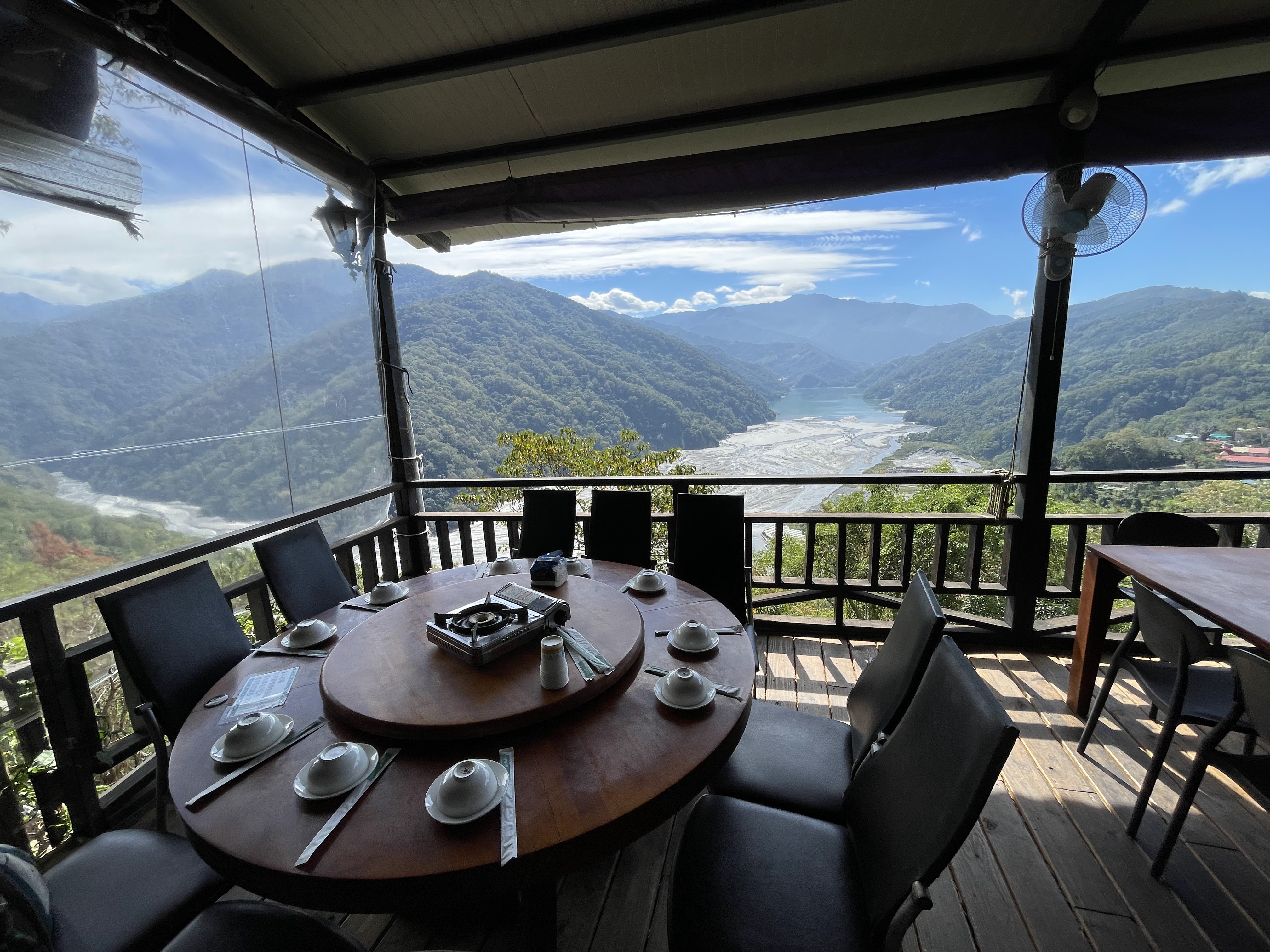戶外景觀餐廳桌邊視角，可看到山景與河流