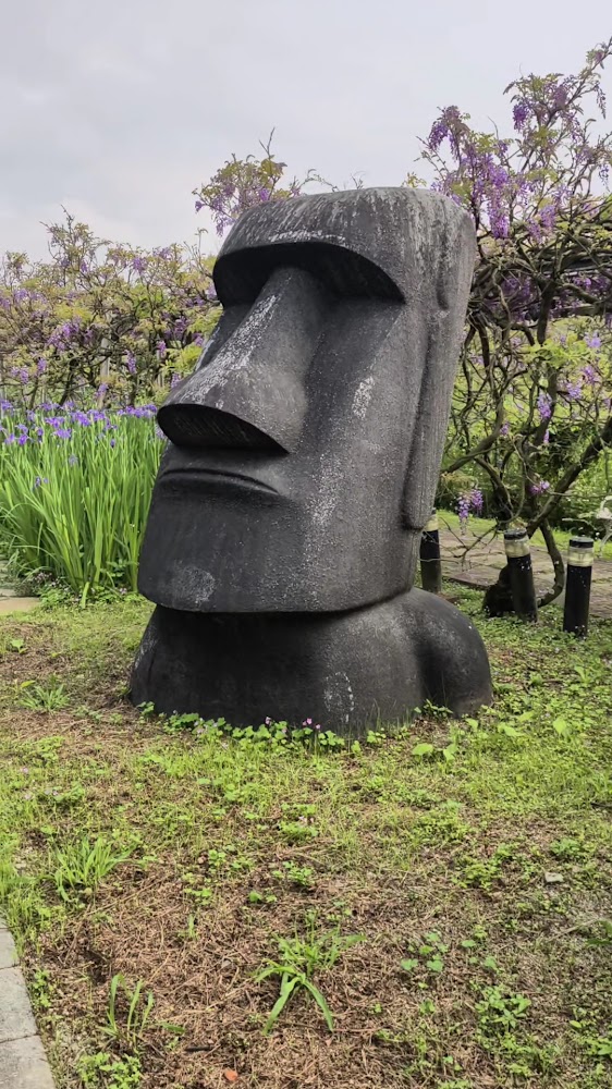 淡水紫藤花園一號屯山園區摩艾石像與紫花景觀