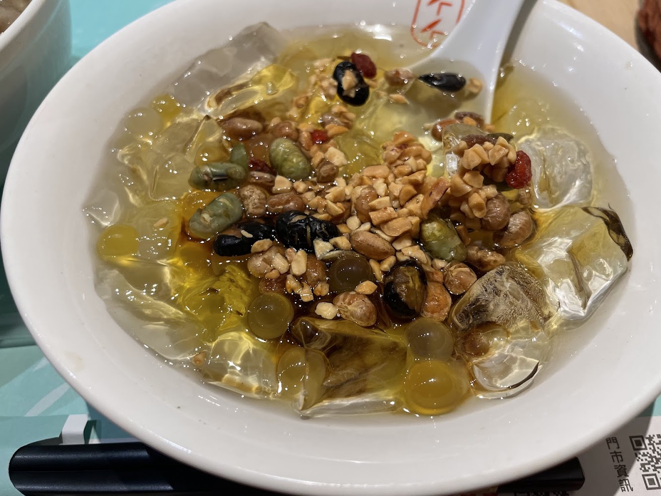 綜合涼粉甜品，配有花生、小豆、珍珠與碎冰。