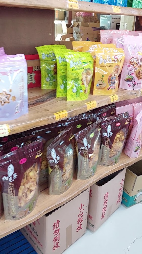 店內零食貨架陳列
