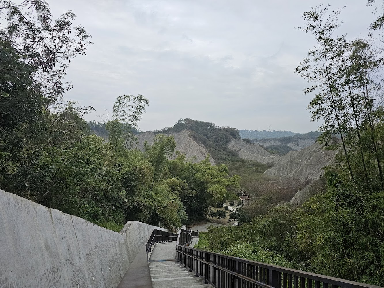 燕巢月世界步道與竹林遠望惡地山脈