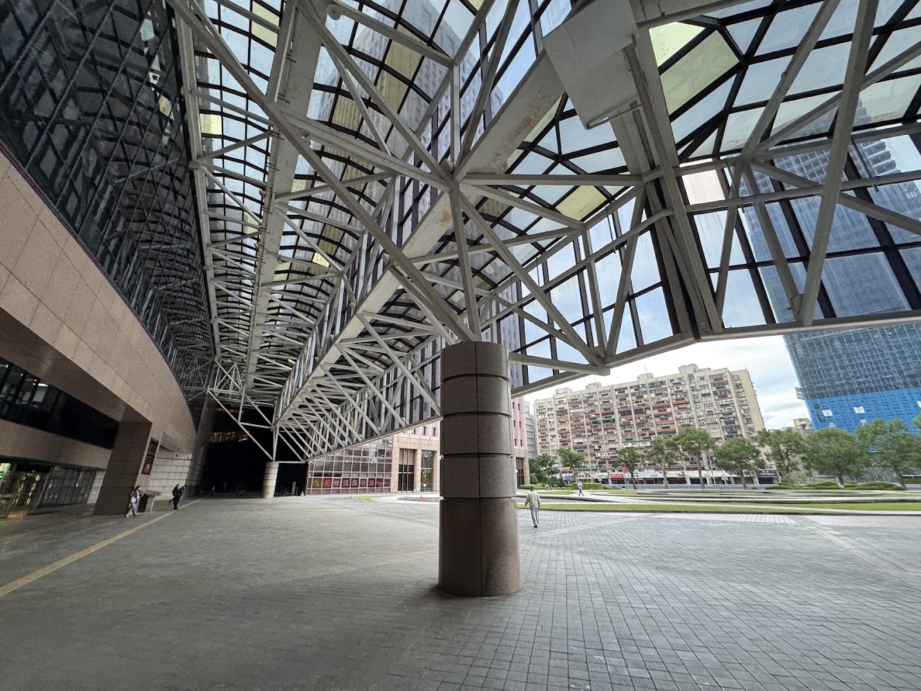 大型玻璃鋼構天棚與開闊空間