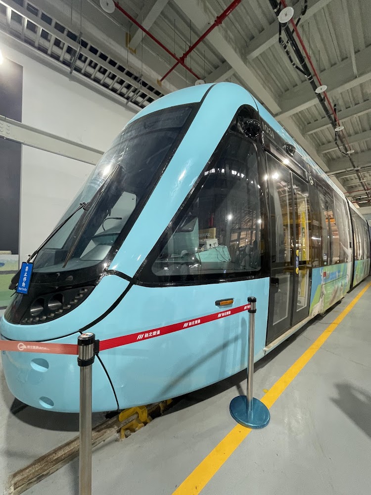 淡海輕軌機廠室內列車維修畫面