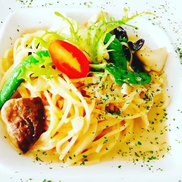 番茄、豆莢、香菇與生菜搭配的義大利麵
