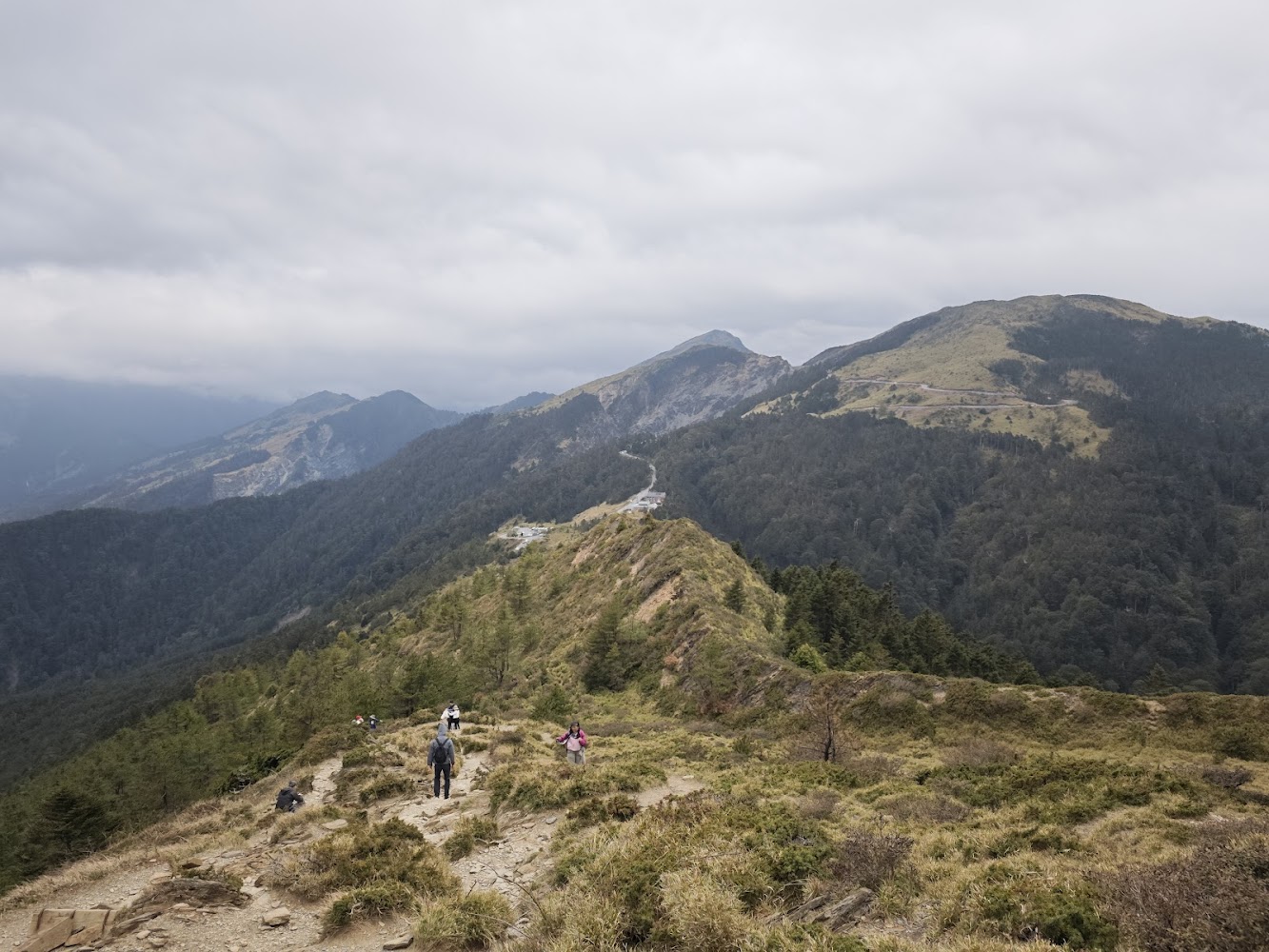 合歡山管理站停車場附近步道山景