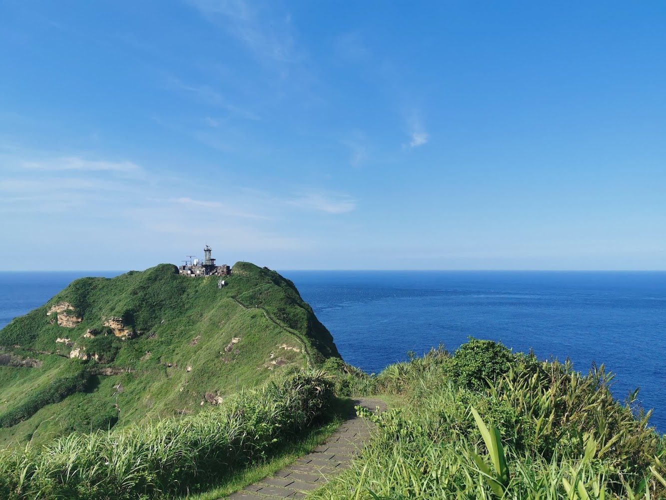 鼻頭角海岬與燈塔遠景