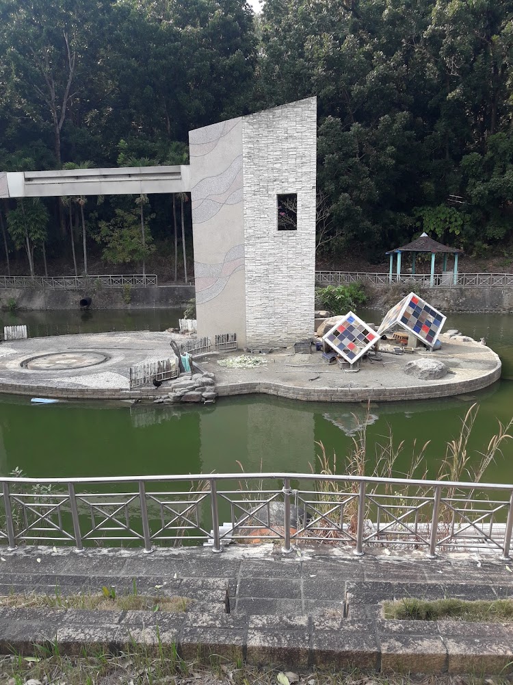 幻濂湖綠色池塘與石牆藝術