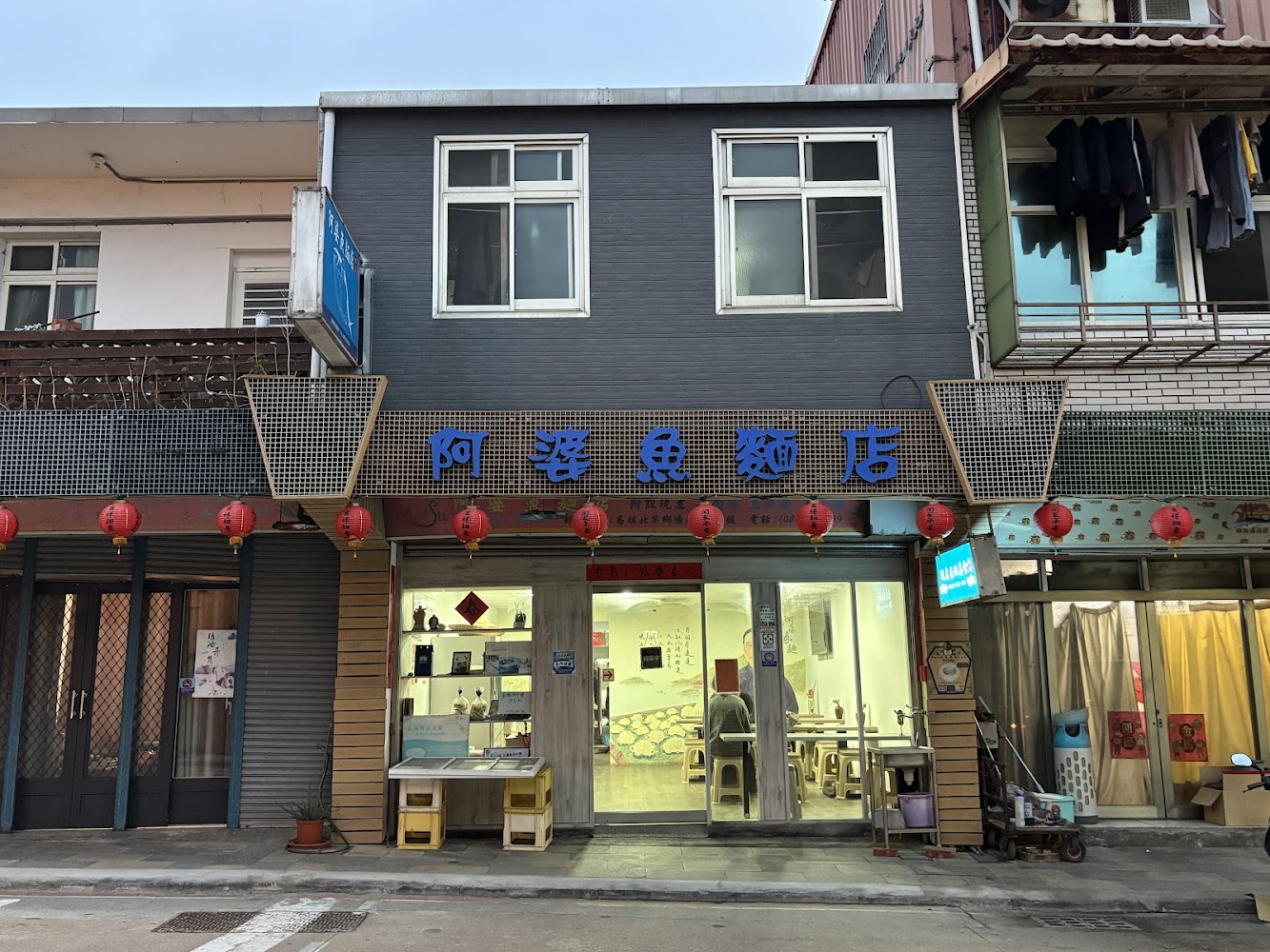 阿婆魚麵店店面與藍色招牌