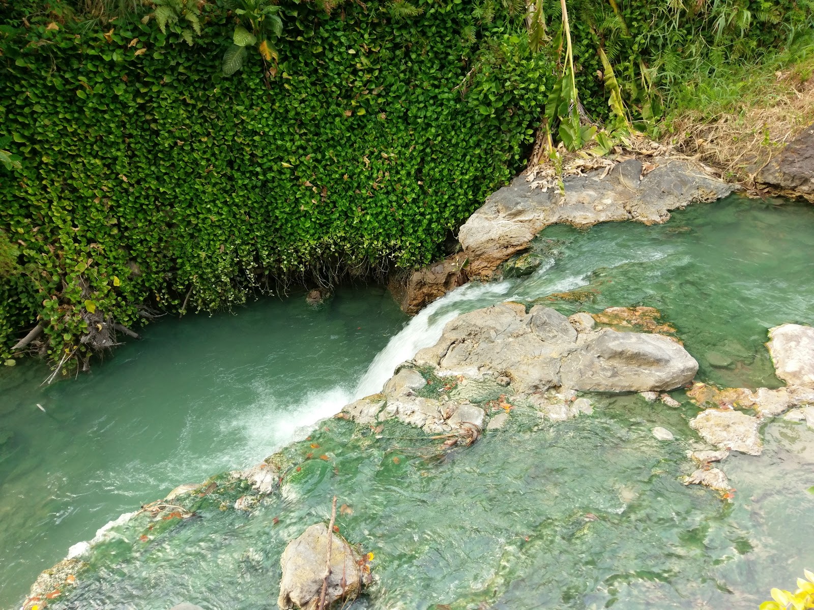 北投溪硫磺藍綠溫泉水流過岩石