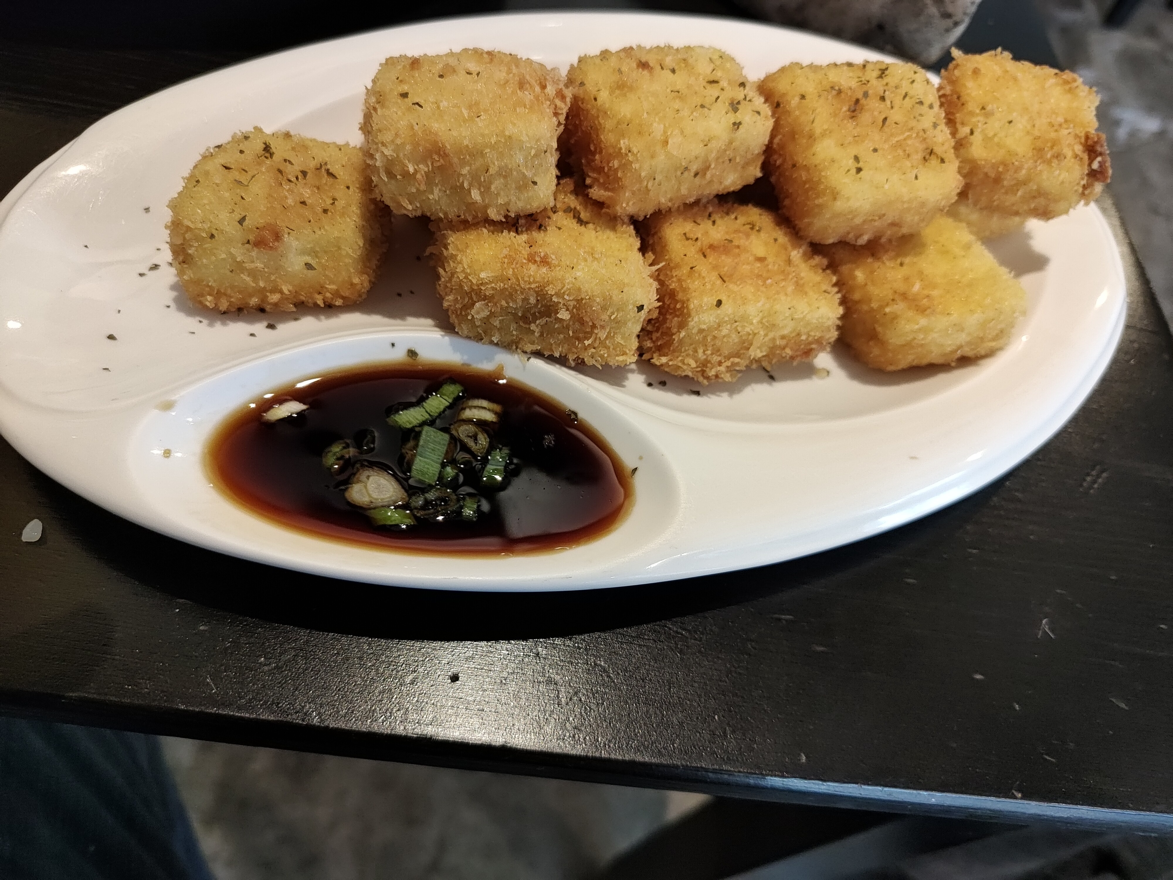 海人上菜炸豆腐搭配蔥花醬料