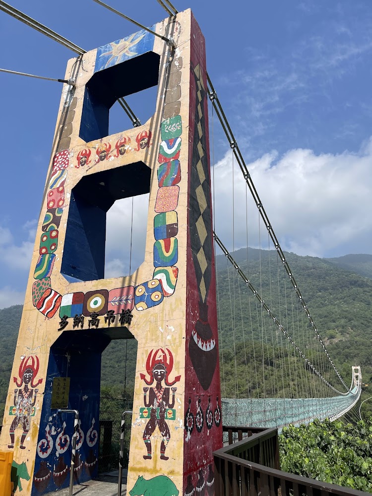 入口附近彩繪吊橋橋塔
