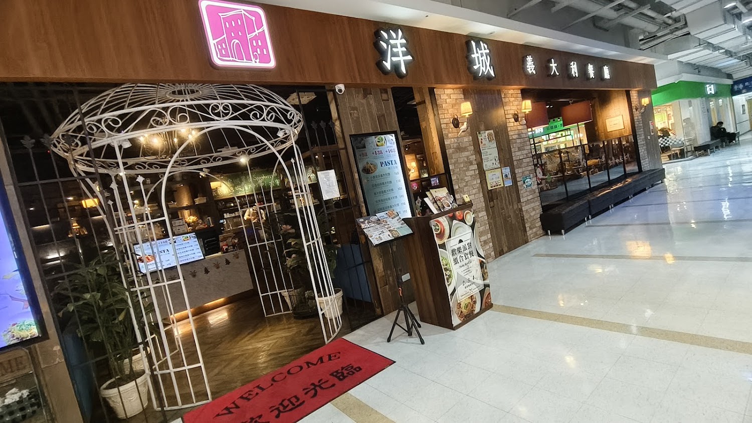 商場內義大利餐廳門口有鐵製拱門裝飾與溫馨迎賓氛圍