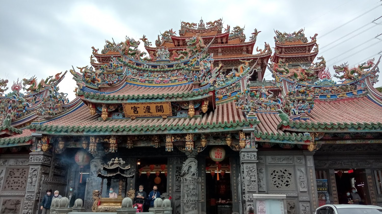 華麗寺廟屋頂雕刻與參拜氛圍
