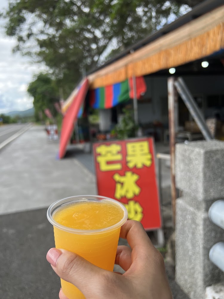 手持一杯芒果冰沙
