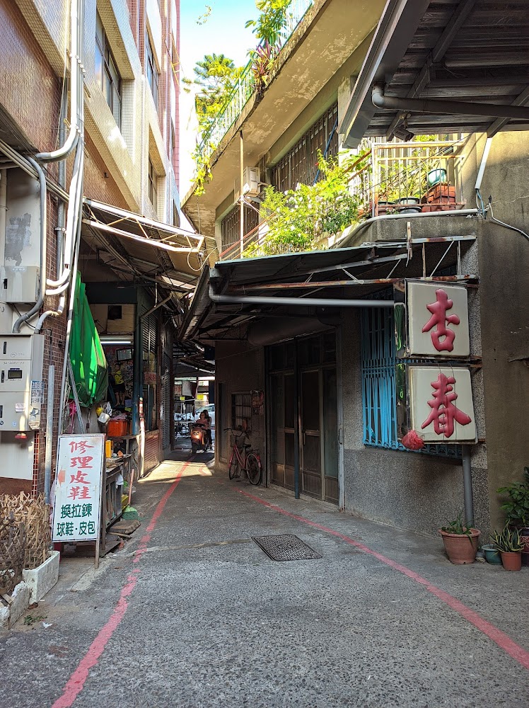 大林老街巷弄有腳踏車與招牌