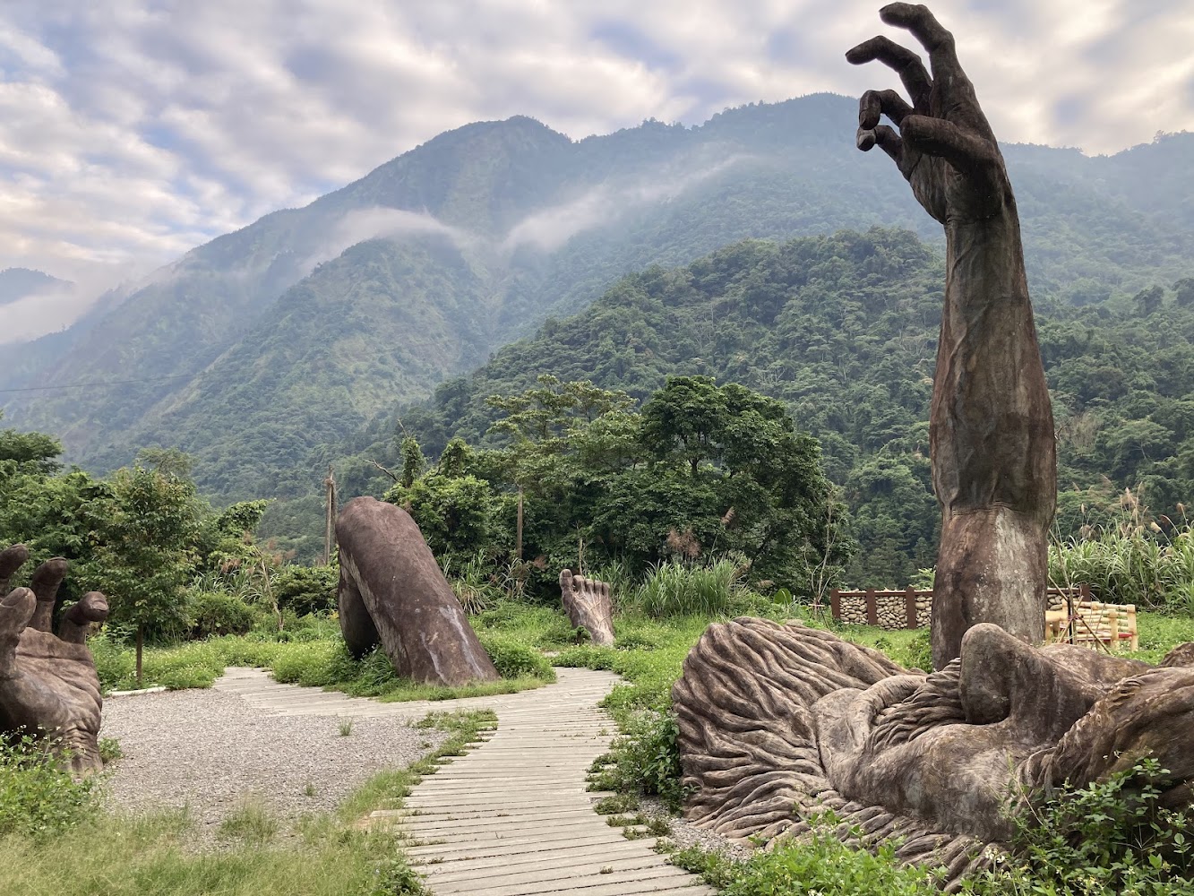 巨人之手大型地景藝術與山景