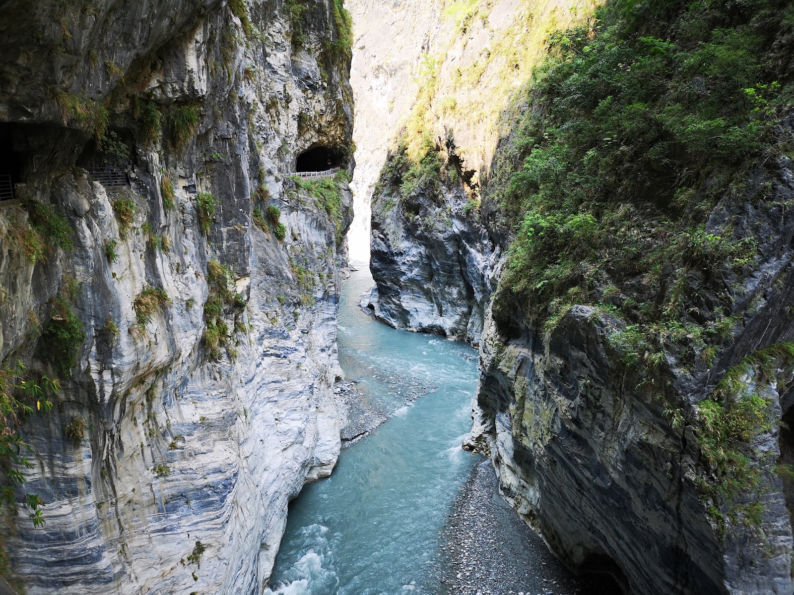 燕子口峽谷溪流大理石壁，花蓮太魯閣燕子口步道