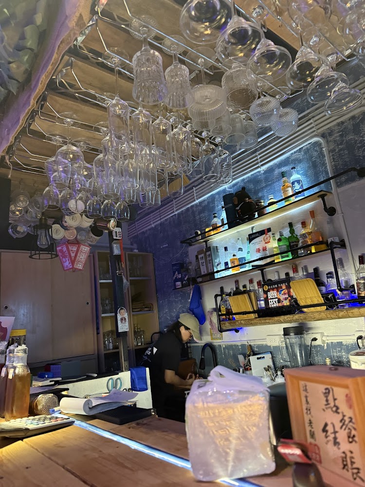 海島波波吧台與懸掛酒杯，調酒氛圍濃厚