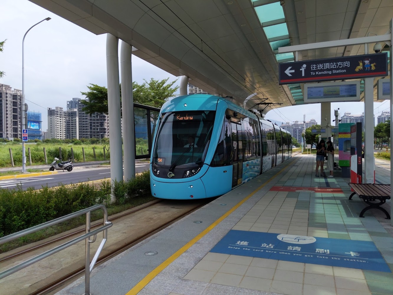 輕軌淡海新市鎮站月台列車