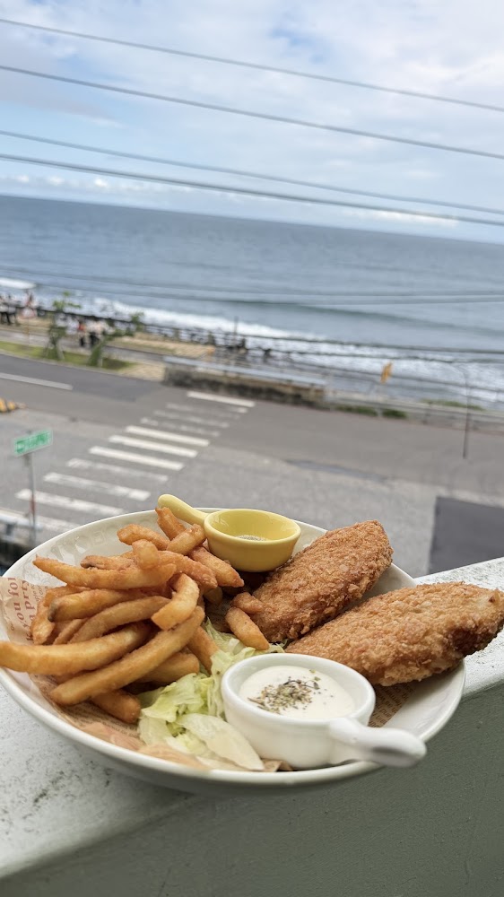 炸魚薯條餐盤搭配海景與馬路背景
