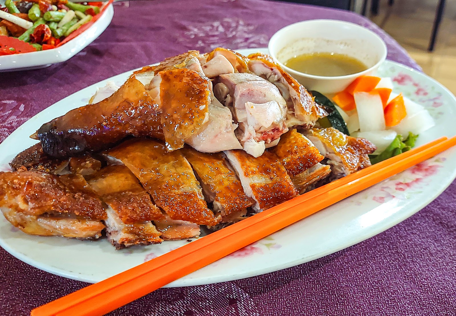悅禾小館招牌烤全雞，金黃酥脆皮脆肉嫩新竹湖口合菜