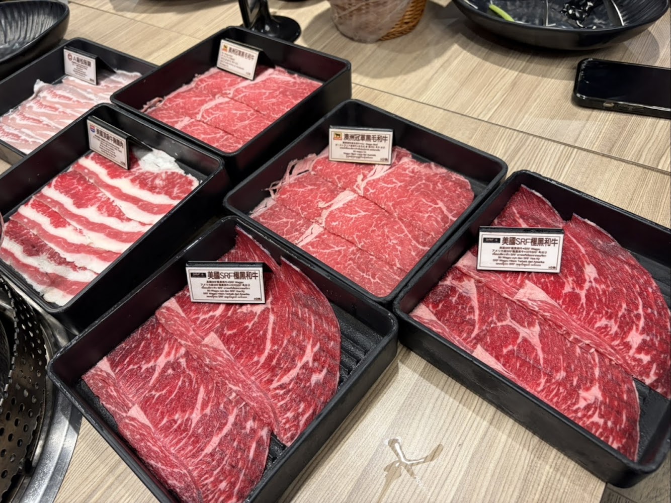 涮樂和牛鍋物多種肉盤
