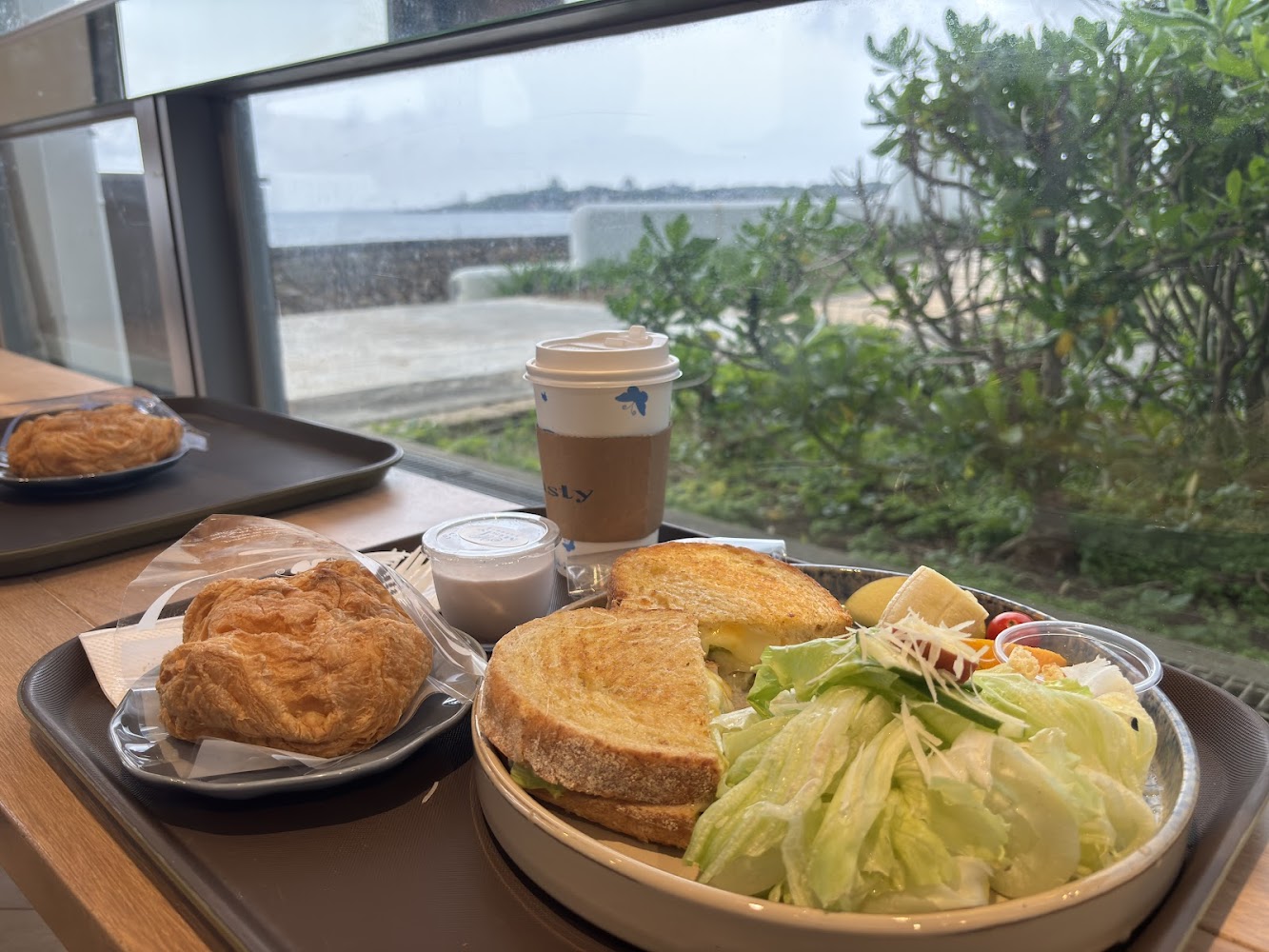 窗邊早午餐套餐與海景