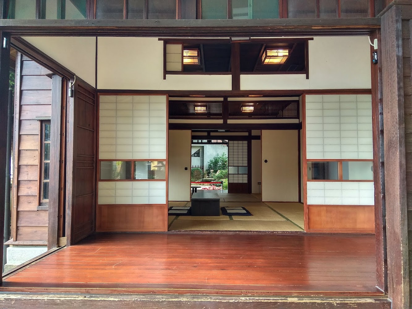 淡水街長多田榮吉故居室內榻榻米與庭院視角