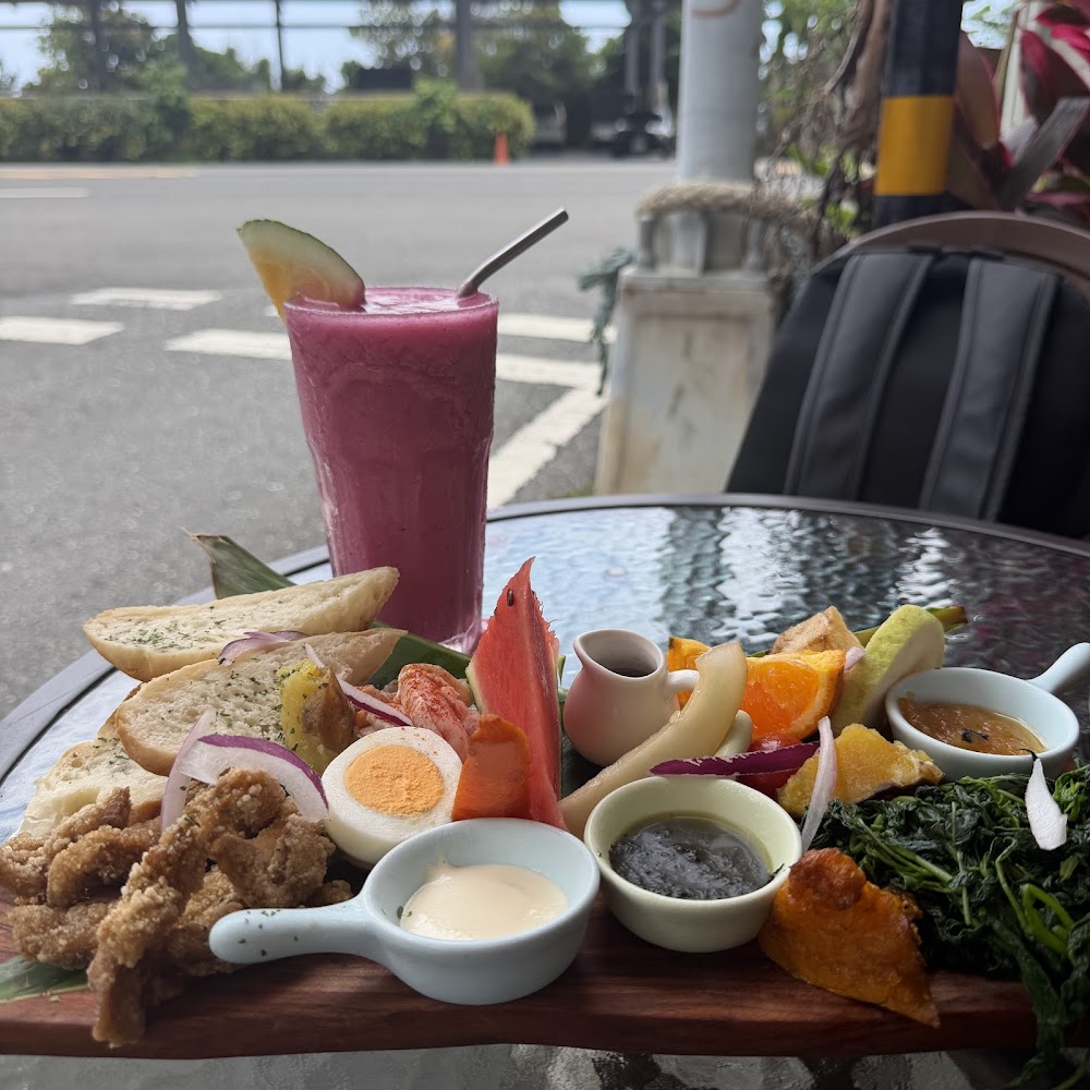 有火龍果汁麵包炸物水煮蛋與沙拉的輕食餐盤