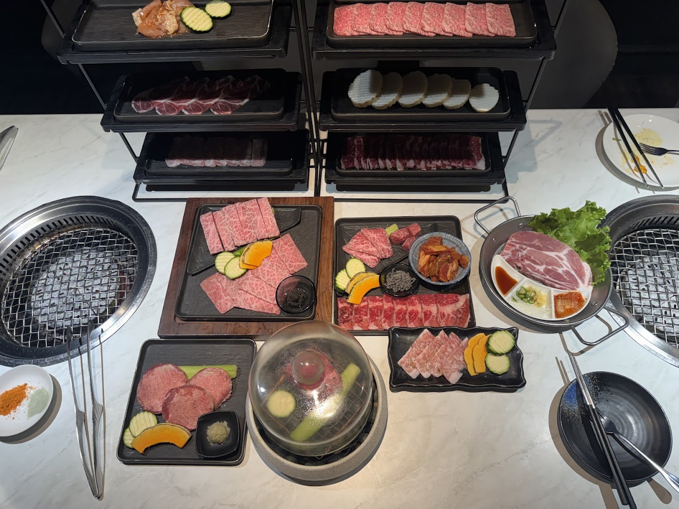 森森燒肉豐富肉盤與蔬菜醬料桌面