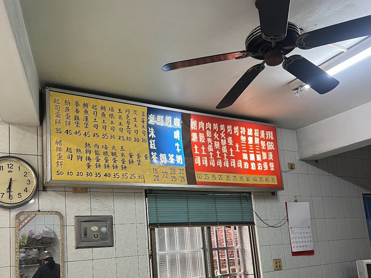 梓官美而美早餐店店內用餐空間，桌椅整齊排列，充滿街坊早餐店親切感